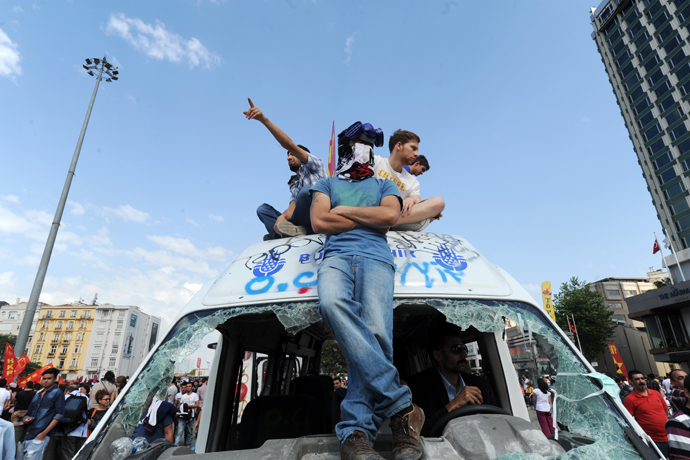Protestors gather on Taksim square on June 2, 2013. (AFP Photo / Bulent Kilic)