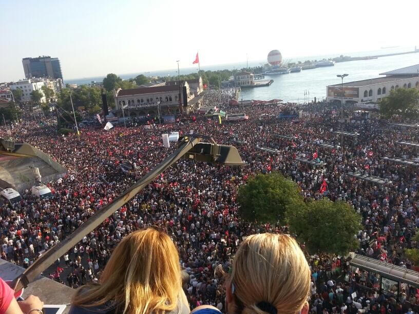 Kadıköy Meydanı'nı yüzbinlerce kişi hınca hınç doldurmuş Foto:@Vicdan83