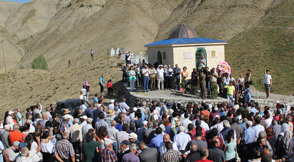 Sey Qaji için yapılan türbenin açılışı dua ve lokma dağıtımıyla yapıldı.