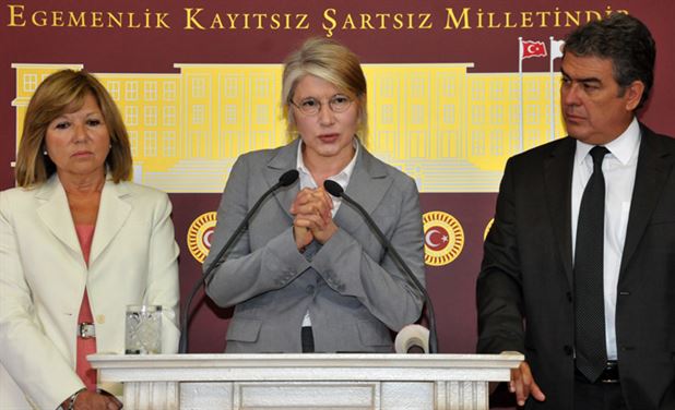 Nur Serter, Süheyl Batum ve Emine Ülke Tarhan'ın başını çektiği ulusalcı kanata partiden tepki geldi.