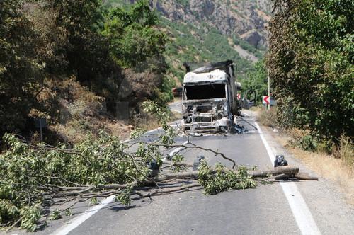Tunceli-Erzincan karayoluna dosenen bomba nedeniyle 3 gundur trafige acilamiyor.Kapali yol nedeniyle uzun arac kuyruklari olustu.